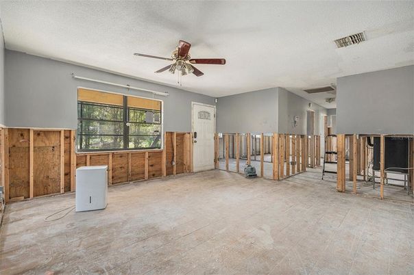 Empty room, Interior