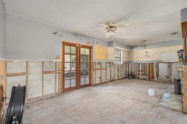 Empty room, Interior