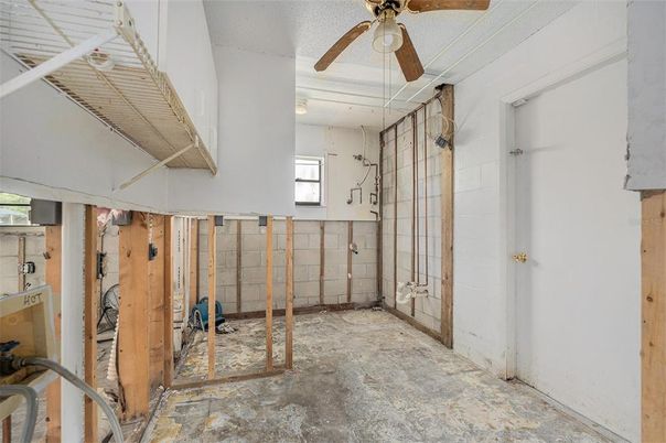 Empty room, Interior