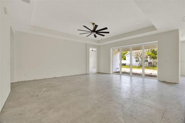 Empty room, Interior