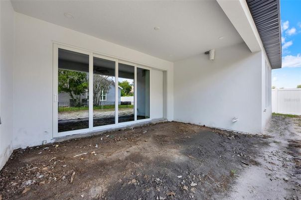 Empty room, Exterior