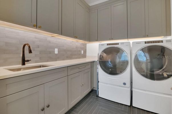 Interior, Washer, Wood Texture Flooring