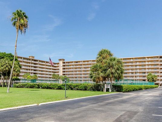 Exterior, Facade, Condo Building