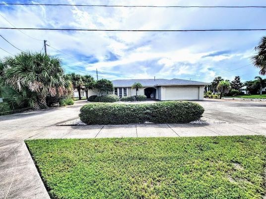 Attached, Exterior, Facade, Ranch