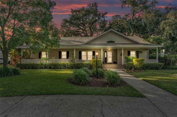 Exterior, Facade, Ranch