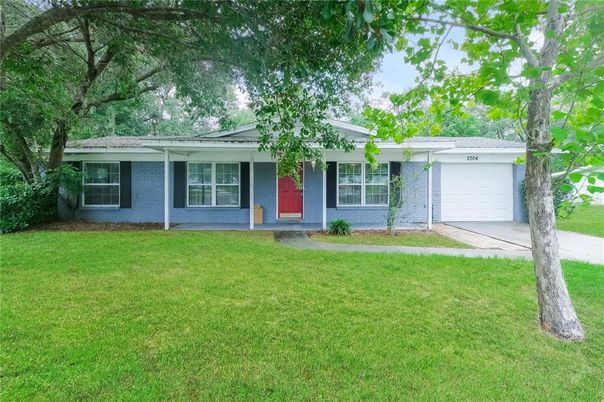 Attached, Exterior, Facade, Ranch