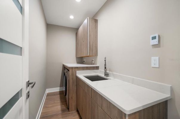 Interior, Recessed Lighting, Washer, Wood Texture Flooring