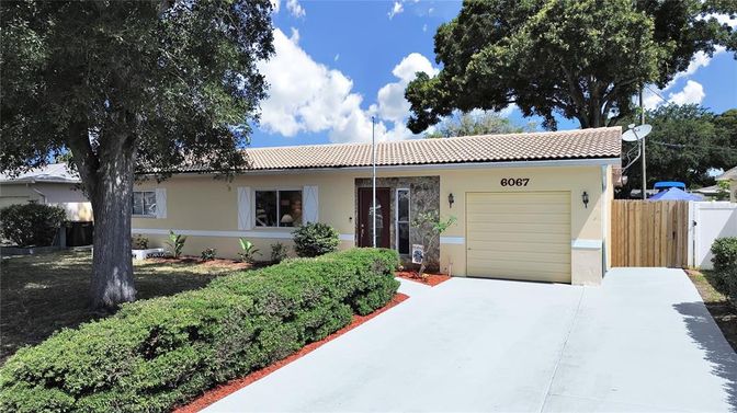 Attached, Exterior, Facade, Mediterranean