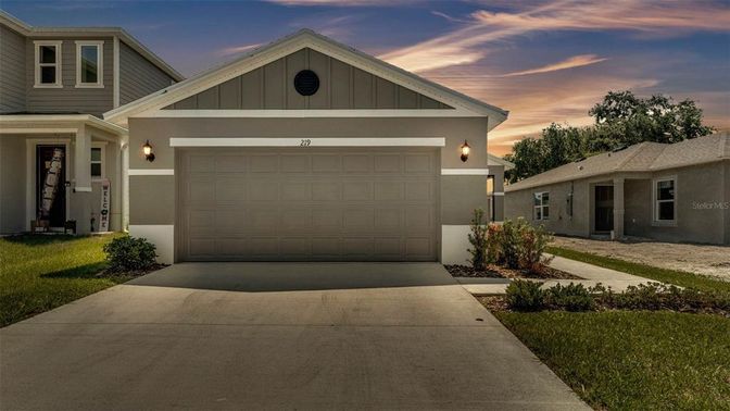 Attached, Exterior, Facade, American Craftsman