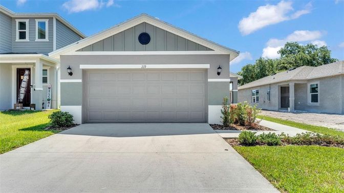 Attached, Exterior, Facade, American Craftsman