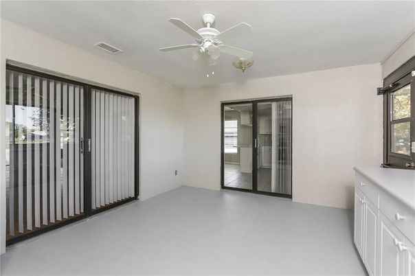 Empty room, Interior