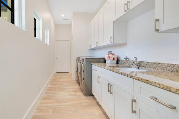 Interior, Recessed Lighting, Washer, Wood Texture Flooring