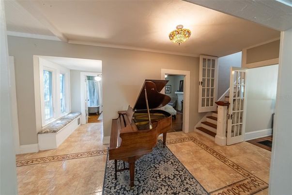 Interior, Piano
