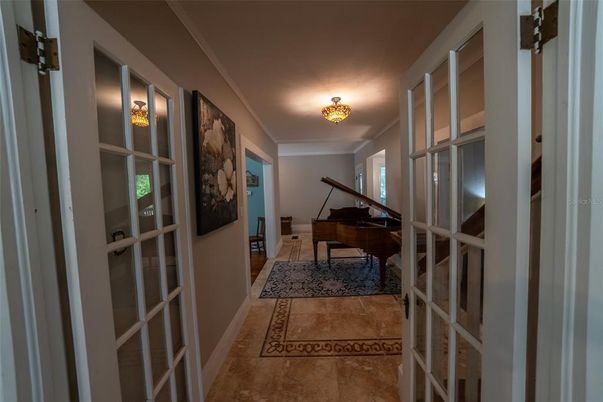 Interior, Piano