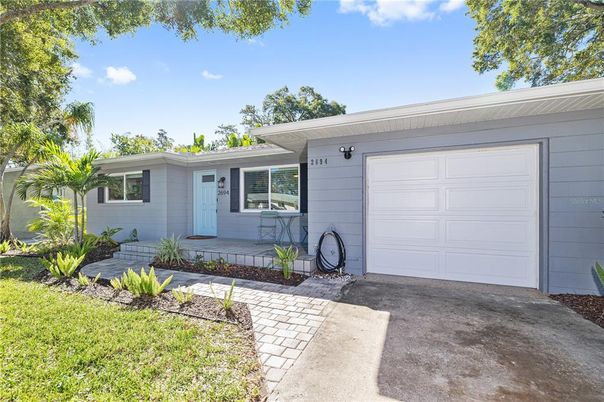 Attached, Exterior, Facade, Ranch