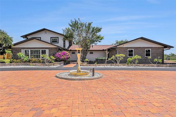 Exterior, Facade, Brick Facade, Ranch