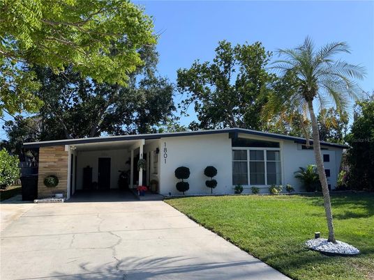 Backyard, Exterior, Facade, Ranch