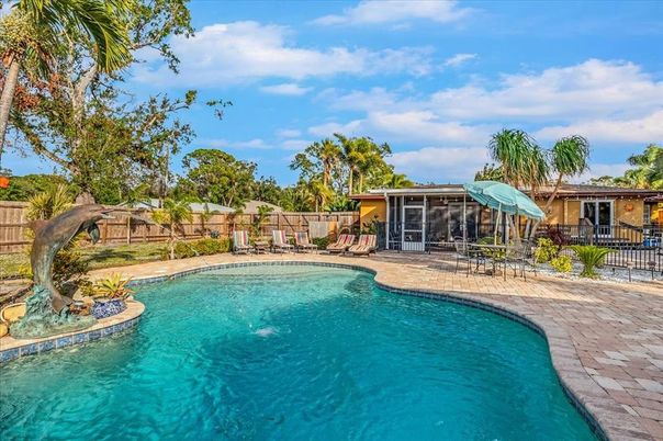 Exterior, Pool