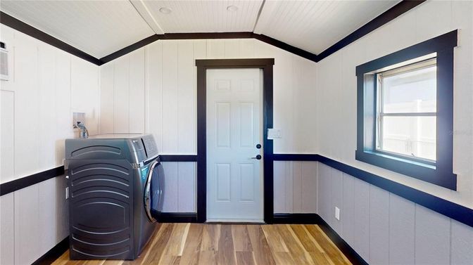 Interior, Washer, Wood Texture Flooring