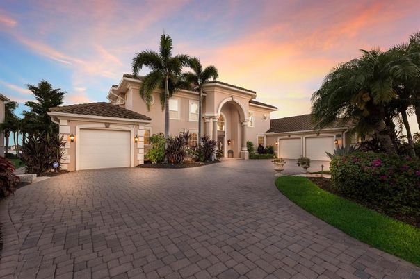 Attached, Exterior, Facade, Mediterranean