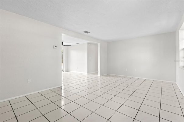 Empty room, Interior