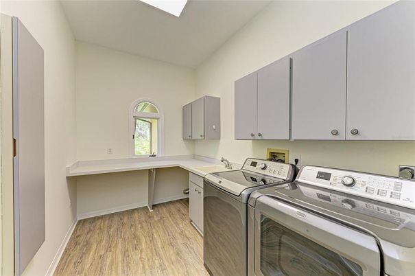 Interior, Washer, Wood Texture Flooring