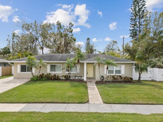 Exterior, Facade, Ranch