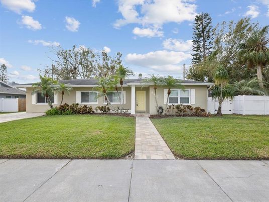 Backyard, Exterior, Facade, Ranch