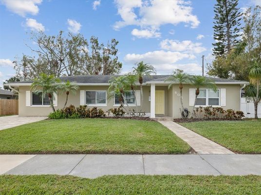 Exterior, Facade, Ranch