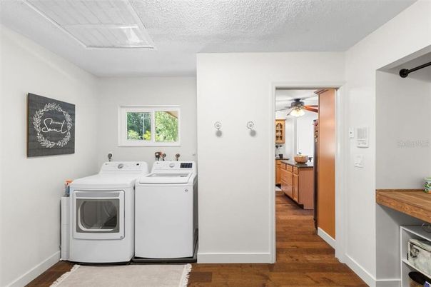 Interior, Washer, Wood Texture Flooring