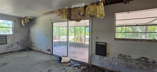 Empty room, Interior