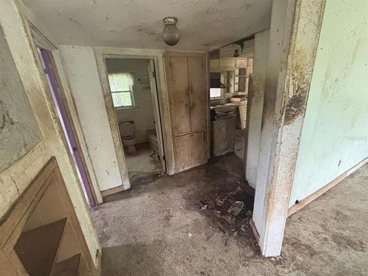 Empty room, Interior