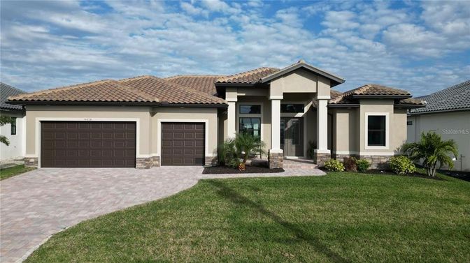 Attached, Exterior, Facade, Mediterranean