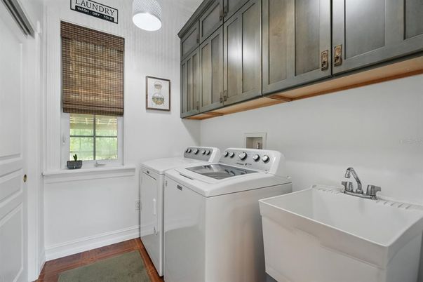 Interior, Washer, Wood Texture Flooring
