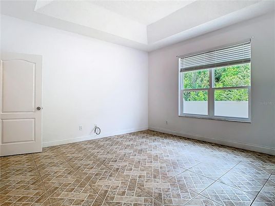 Empty room, Interior