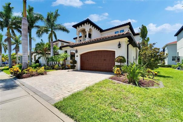 Attached, Exterior, Facade, Mediterranean