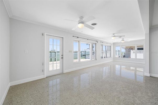 Empty room, Interior