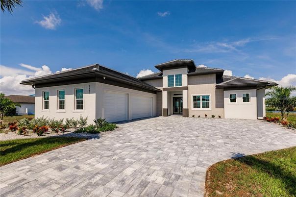 Attached, Exterior, Facade, Mediterranean
