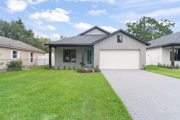 Attached, Exterior, Facade, Ranch