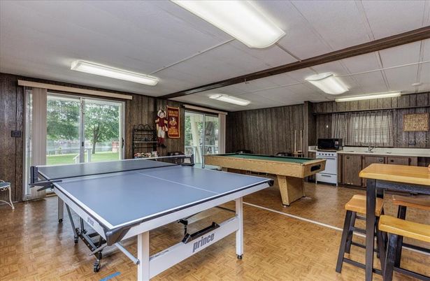 Billiard Table, Game Room, Interior, Wood Texture Flooring