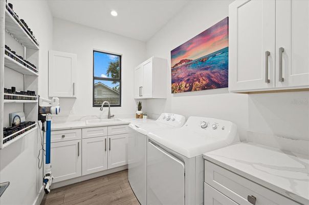 Interior, Recessed Lighting, Washer, Wood Texture Flooring