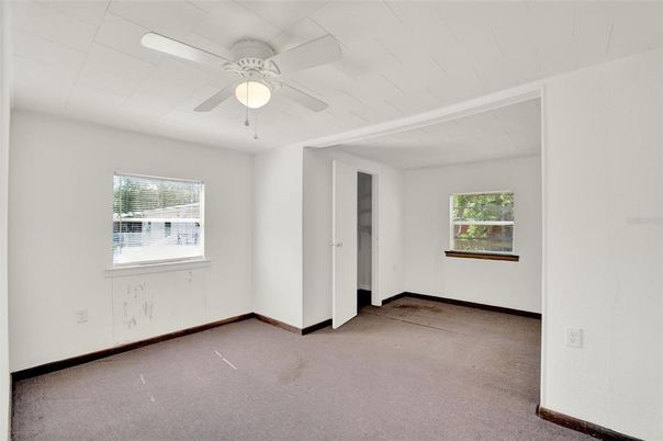 Empty room, Interior