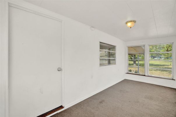 Empty room, Interior