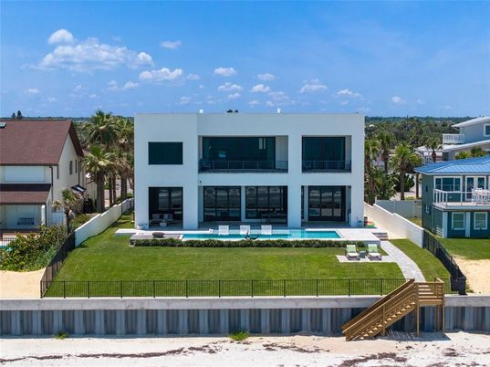 Exterior, Facade, Pool, Modern