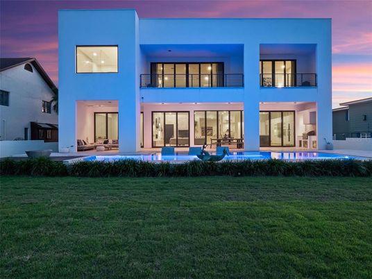 Backyard, Exterior, Facade, Pool, Modern