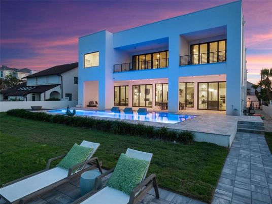 Backyard, Exterior, Facade, Pool, Modern