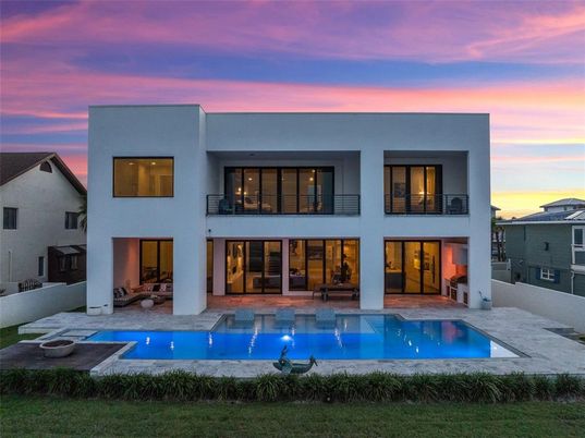 Exterior, Facade, Pool, Modern