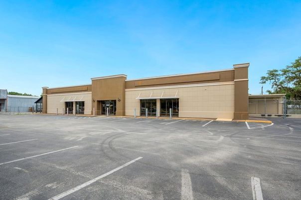 Attached, Exterior, Facade, Modern
