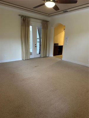 Empty room, Interior
