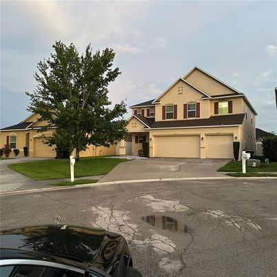 Attached, Exterior, Facade, American Craftsman
